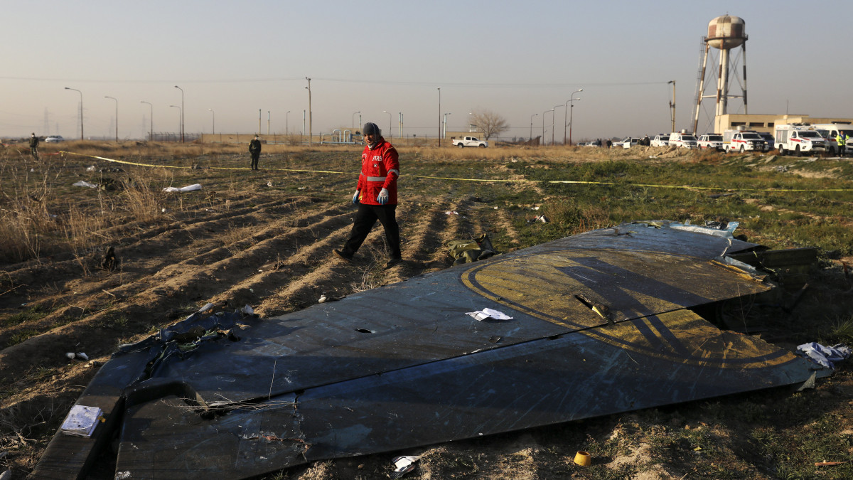A mentőegység tagja a lezuhant Boeing 737-es típusú ukrán utasszállító repülőgép egyik szárnyvégénél a baleset helyszínén, az iráni Sahriár város közelében 2020. január 8-án. A légi jármű hajnalban zuhant le 167 utassal és 9 fős személyzettel a fedélzetén, kevéssel a teheráni Khomeini Imám repülőtérről történt felszállás után. A szerencsétlenséget senki sem élte túl.