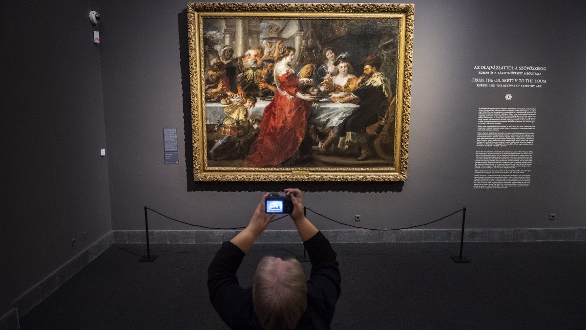 Érdeklődő Peter Paul Rubens Heródes lakomája című festménye előtt a Rubens, Van Dyck és a flamand festészet fénykora című kiállítás sajtóbemutatóján a budapesti Szépművészeti Múzeumban 2019. október 28-án. A tárlat február 16-ig látogatható.