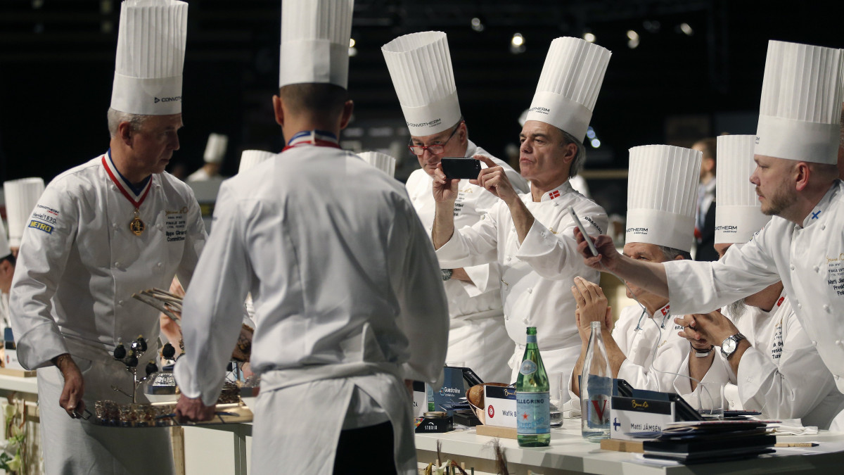 Versenyfogásokat kóstol a zsűri a világ legrangosabb szakácsversenye, a Bocuse dOr (Arany Bocuse) világdöntőjében Lyonban 2019. január 30-én, az eredményhirdetés napján. A nemzetközi döntőt kétévente rendezik huszonnégy nemzet csapatának részvételével.