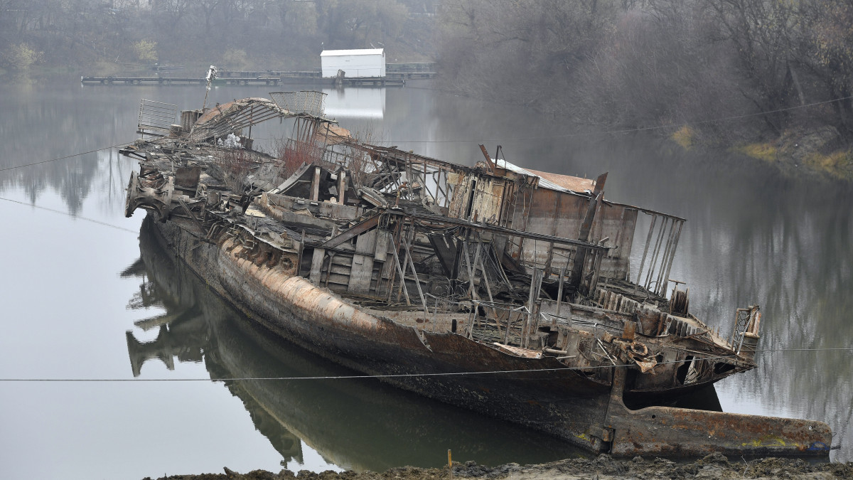 A Szőke Tisza nevű, eredetileg Szent Gellért elnevezésű, Ferencz Ferdinánd Főherczeg típusú, gőzüzemű oldalkerekes személyhajó roncsa a tápéi öböl vizében kiemelése előtt 2019. december 4-én.