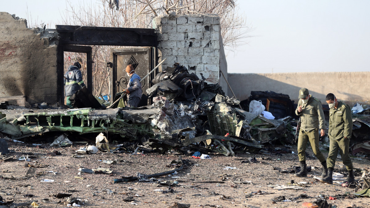 Katonák a lezuhant Boeing 737-es típusú ukrán utasszállító repülőgép roncsainál az iráni Sahriár város közelében 2020. január 8-án. A légi jármű hajnalban zuhant le 167 utassal és 9 fős személyzettel a fedélzetén, kevéssel a teheráni Khomeini Imám repülőtérről történt felszállás után. A szerencsétlenséget senki sem élte túl.