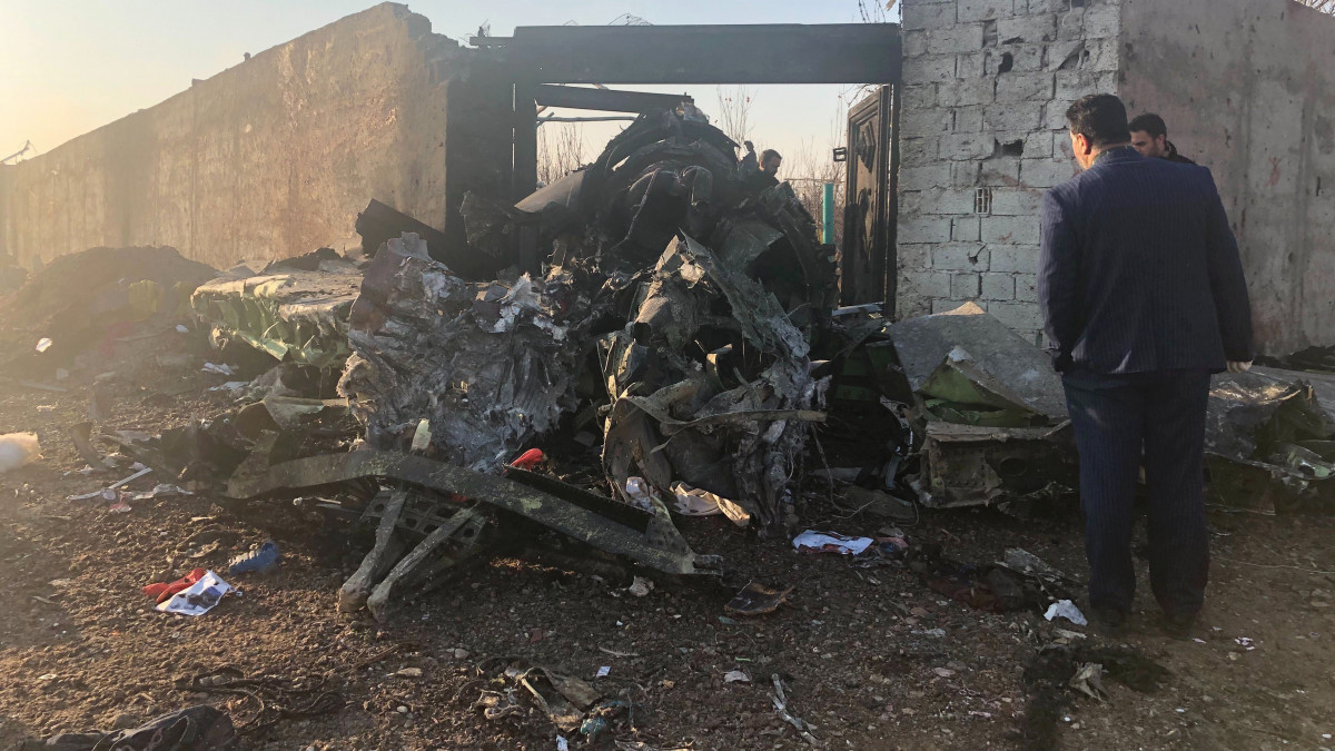 Hivatalos személyek vizsgálódnak egy Boeing 737-es típusú ukrán utasszállító repülőgép roncsánál az iráni Sahriár város közelében 2020. január 8-án, miután a légi jármű hajnalban lezuhant 167 utassal és 9 fős személyzettel a fedélzetén, kevéssel a teheráni Khomeini Imám repülőtérről történt felszállás után. A szerencsétlenséget senki sem élte túl.