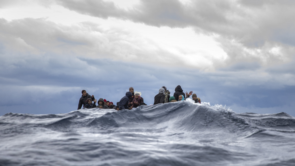 Európába igyekvő marokkói és bangladesi illegális bevándorlók várják túlzsúfolt csónakjukban, hogy a Proactiva Open Arms spanyol nem kormányzati szervezet Open Arms hajója fedélzetére vegye őket a Földközi-tengeren, a líbiai partok előtt 2020. január 10-én.