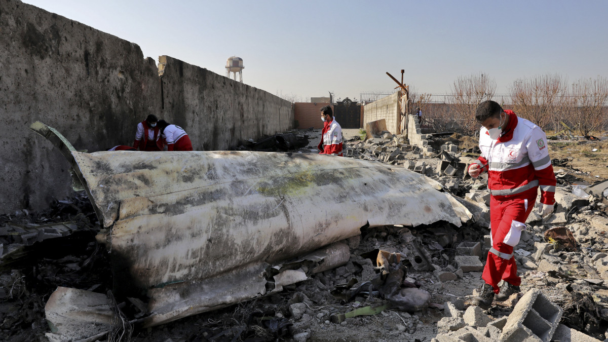 A 2020. január 8-i képen az Ukrán Nemzetközi Légitársaság szerencsétlenül járt Boeing 737-800-as repülőgépének roncsai között a mentőalakulat tagjai a lezuhanás helyszínén, a Teherántól délnyugatra fekvő Sahedsahr környékén. Az iráni hadsereg 2020. január 11-én elismerte, hogy rövid hatótávolságú rakétával lelőtték a Boeingot január 8-án, mert ellenséges gépnek nézték. A repülőt 176 emberrel a fedélzetén felszállás után érte a találat, és a szerencsétlenséget senki sem élte túl.