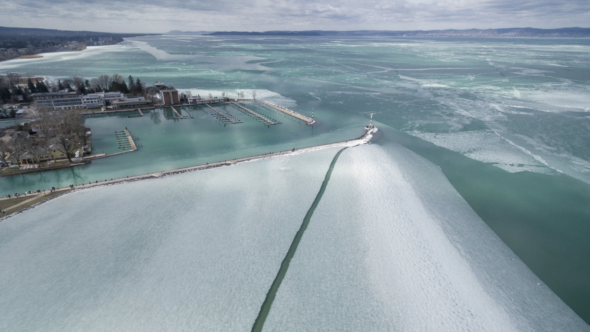 Olvadó, megtört jégtáblák a Balatonban a siófoki kikötőnél 2018. március 11-én.