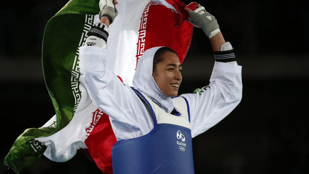 Az iráni Kimia Alizade Zenurin ünnepel, miután legyőzte a svéd Nikita Glasnovicot a Rio de Janeiró-i nyári olimpia női tekvondo 57 kilogrammos súlycsoportjának a bronzéremért vívott mérkőzésén az Olimpiai Park 3-as Karióka Arénájában 2016. augusztus 18-án.