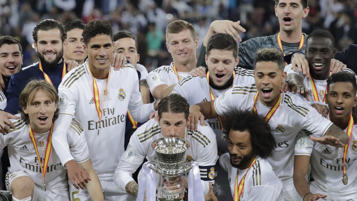 A Real Madrid játékosai ünnepelnek a trófeával, miután a gól nélküli rendes játékidő, majd az azt követő hosszabbítás után tizenegyesekkel 4-1-re legyőzték az Atlético Madrid csapatát a labdarúgó Spanyol Szuperkupa döntőjében a szaúd-arábiai Dzsiddában 2020. január 12-én.