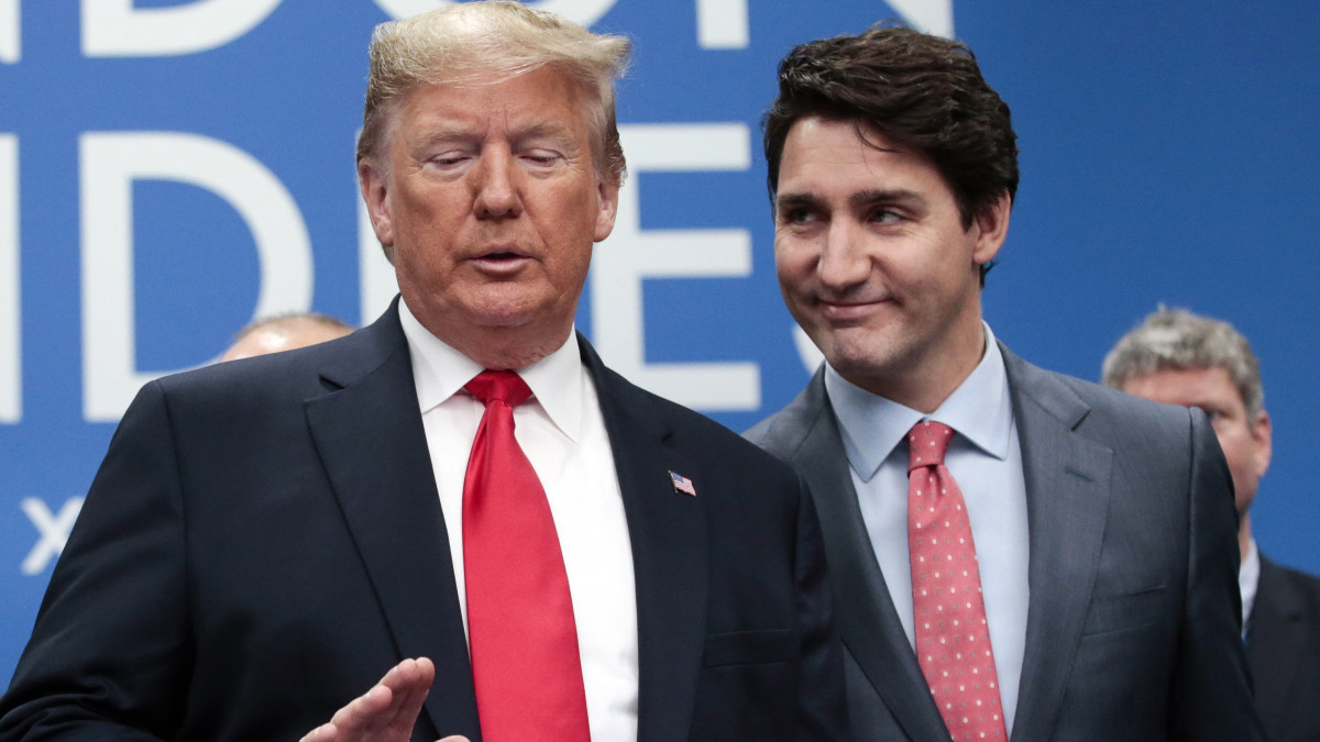 Donald Trump amerikai elnök (b) és Justin Trudeau kanadai miniszterelnök a NATO megalakulásának 70. évfordulója alkalmából tartott kétnapos londoni csúcsértekezlet második napi ülésén 2019. december 4-én.