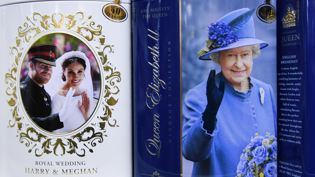 II. Erzsébet brit királynő fényképe (j) és Harry sussexi herceg, a brit trónörökös másodszülött fia és a felesége, Meghan sussexi hercegnő esküvői fotója látható ajándéktárgyakon egy londoni üzletben 2020. január 10-én. A brit uralkodó 2020. január 13-án találkozóra hívta össze a királyi család legmagasabb rangú tagjait téli rezidenciájára, a sandringhami kastélyba, hogy megvitassák  Harry herceg és Meghan hercegnő jövőbeni helyzetét a családon és a monarchián belül, miután a pár január 8-án instagram-oldalán bejelentette, hogy visszalép a királyi család magas rangú tagjaként eddig ellátott szerepétől és azon dolgozik, hogy pénzügyileg függetlenné váljék.