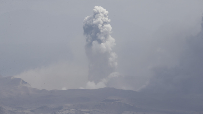 Már 25 millió embert veszélyeztet a villámokat szóró Taal vulkán