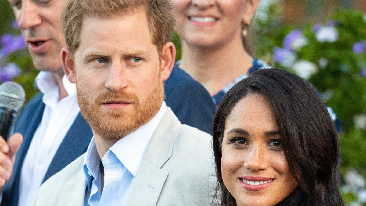 Meghan sussexi hercegnő és férje, Harry sussexi herceg, Károly brit trónörökös másodszülött fia fogadásra érkezik a brit nagykövet fokvárosi rezidenciájára 2019. szeptember 24-én.