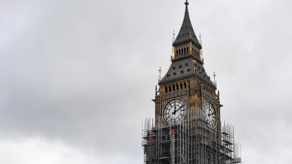 London, 2017. október 10.A londoni parlament óratornya, a Erzsébet-torony, népszerűbb nevén a Big Ben a felújítási munkálatok közben 2017. október 10-én. A London egyik jelképének tekintett tornyot és a szintén Big Benként ismert nagyharangja augusztus 21-én kondult meg utoljára, és kivételes eseményektől eltekintve a munkálatok négy éve alatt néma marad. (MTI/EPA/Andy Rain)