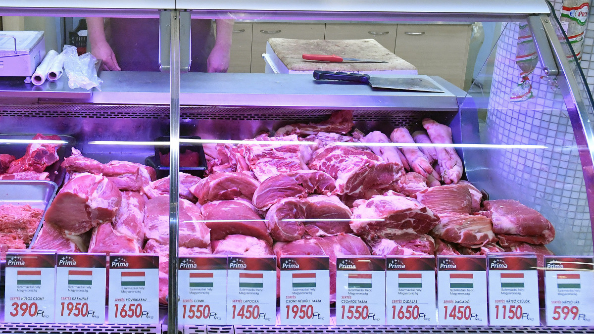 Hentespult egy budapesti szupermarketben 2019. január 14-én. Január 15-től nemzeti zászlóval is kötelező feltüntetni a 200 négyzetméternél nagyobb üzletek húspultjaiban kapható, nem előrecsomagolt, friss sertéshúsok származási helyét.
