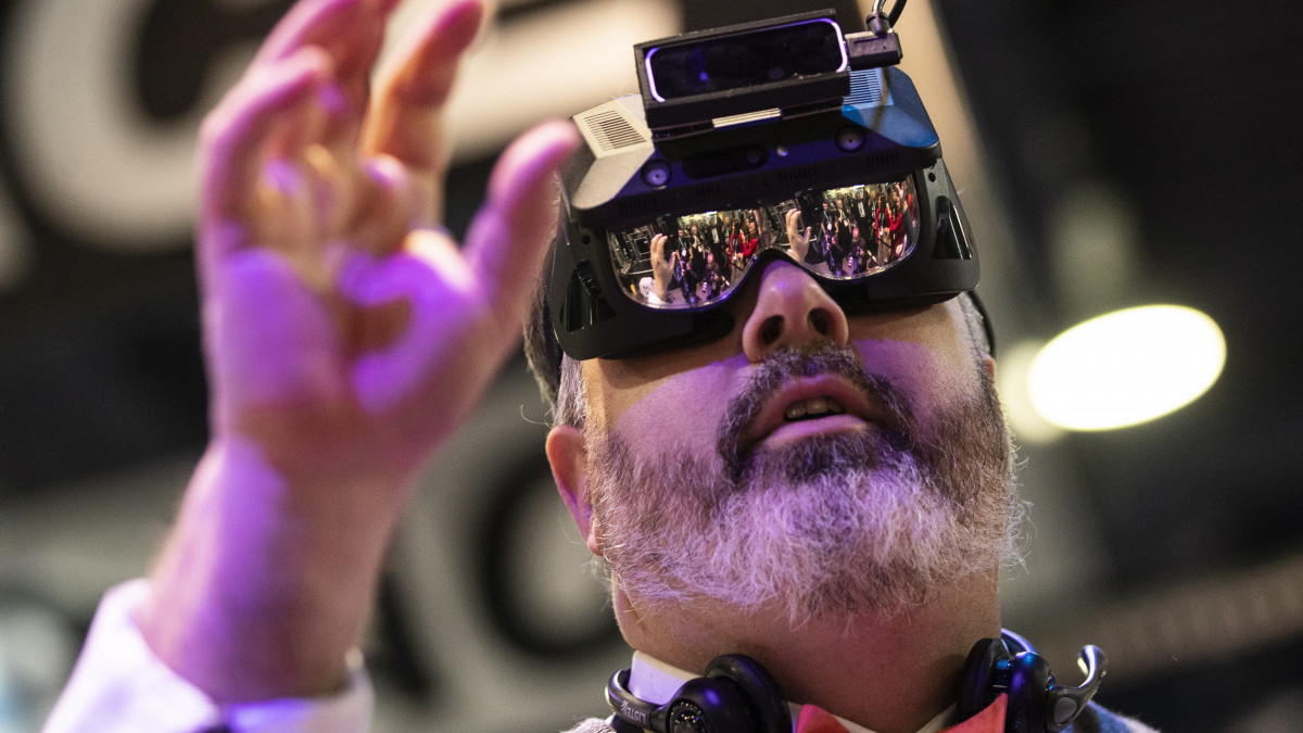 Virtuális szemüveget tesztel egy látogató a RealMax standján a Nemzetközi Szórakoztatóelektronikai Kiállításon (CES) Las Vegasban 2020. január 7-én.