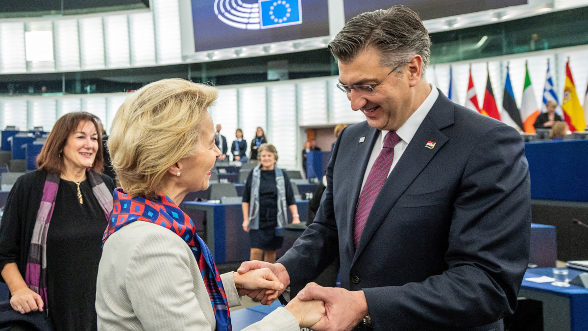 Ursula von der Leyen, az Európai Bizottság elnöke (b) üdvözli Andrej Plenkovic horvát miniszterelnököt  az Európai Tanács horvát elnökségi programjának bemutatása előtt az Európai Parlament (EP) strasbourgi ülésén 2020. január 14-én. Horvátország január 1-jétől tölti be az Európai Unió soros elnökségét.