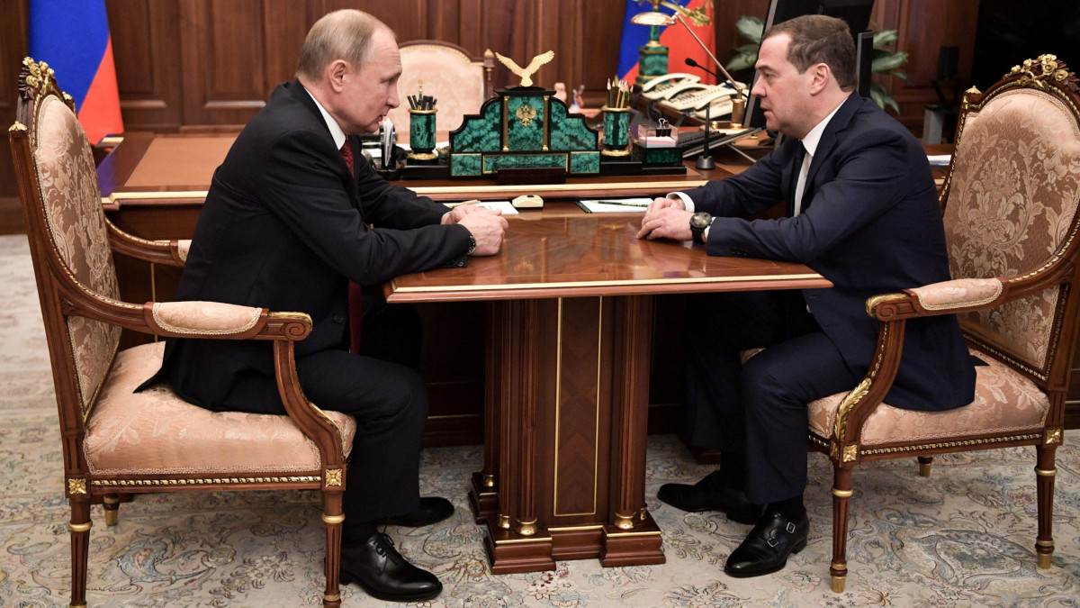 Dmitrij Medvegyev orosz miniszterelnök (j) és Vlagyimir Putyin orosz államfő megbeszélésen vesz részt a moszkvai Kremlben 2020. január 15-én. Az ülésen Medvegyev bejelentette, hogy kormányával együtt lemond. Putyin elfogadta a lemondást, ugyanakkor felkérte a kormány tagjait, hogy az új kabinet megalakulásáig ideiglenesen folytassák feladataik ellátását. Az államfő felajánlotta továbbá Medvegyevnek az orosz biztonsági tanács helyettes elnökhelyettesi posztját.