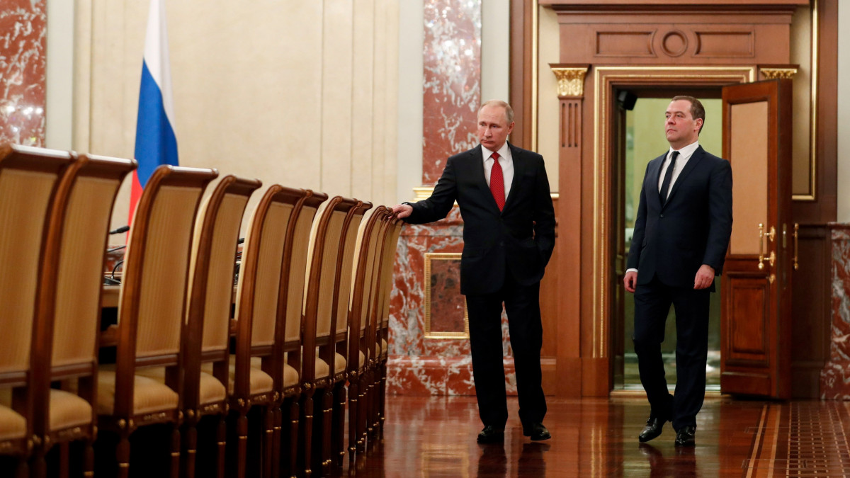 Dmitrij Medvegyev orosz miniszterelnök (j) és Vlagyimir Putyin orosz államfő kabinetülésen készül részt venni a moszkvai Kremlben 2020. január 15-én. Az ülésen Medvegyev bejelentette, hogy kormányával együtt lemond. Putyin elfogadta a lemondást, ugyanakkor felkérte a kormány tagjait, hogy az új kabinet megalakulásáig ideiglenesen folytassák feladataik ellátását. Az államfő felajánlotta továbbá Medvegyevnek az orosz biztonsági tanács helyettes elnökhelyettesi posztját.
