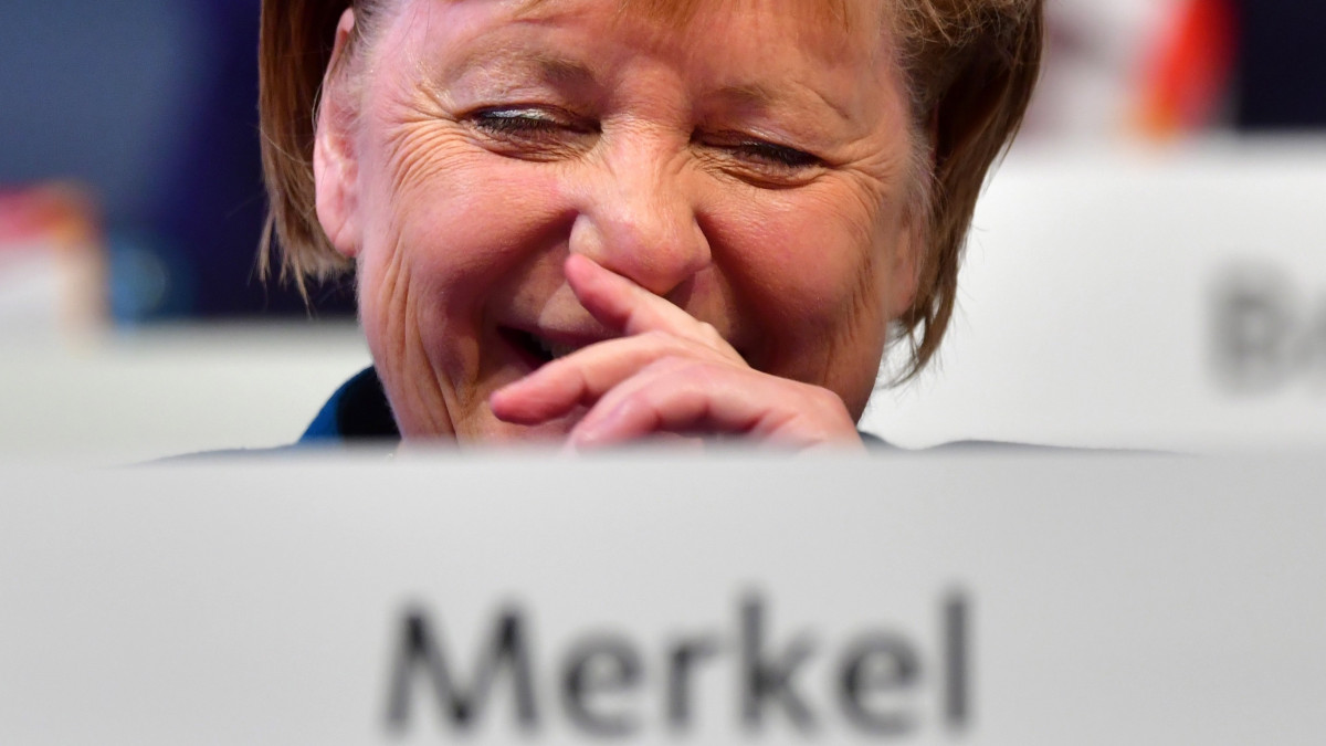 Angela Merkel német kancellár, a kormányzó Kereszténydemokrata Unió (CDU) korábbi elnöke Markus Söder bajor tartományi miniszterelnöknek, a Keresztényszociális Unió (CSU) elnökének beszédét hallgatja a párt kétnapos lipcsei kongresszusának második napi ülésén 2019. november 23-án.
