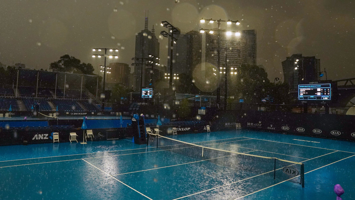 Eső áztatja az egyik pályát az ausztrál nyílt teniszbajnokságnak otthont adó Melbourne Park teniszközpontban 2020. január 15-én. A bajnokságot idén január 20. és február 2. között rendezik.