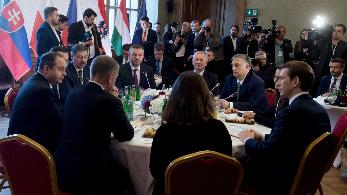Orbán Viktor miniszterelnök (j3), Sebastian Kurz osztrák kancellár (j), valamint Andrej Babis cseh (b3, háttal), Mateusz Morawiecki lengyel (b, takarásban) és Peter Pellegrini szlovák kormányfő (j5) a visegrádi országok (V4) kormányfői csúcstalálkozóján a prágai Nemzeti Múzeumban 2020. január 16-án. Orbán Viktor mellett jobbról Gottfried Péter, a kormányfő európai és külgazdasági főtanácsadója (j4).