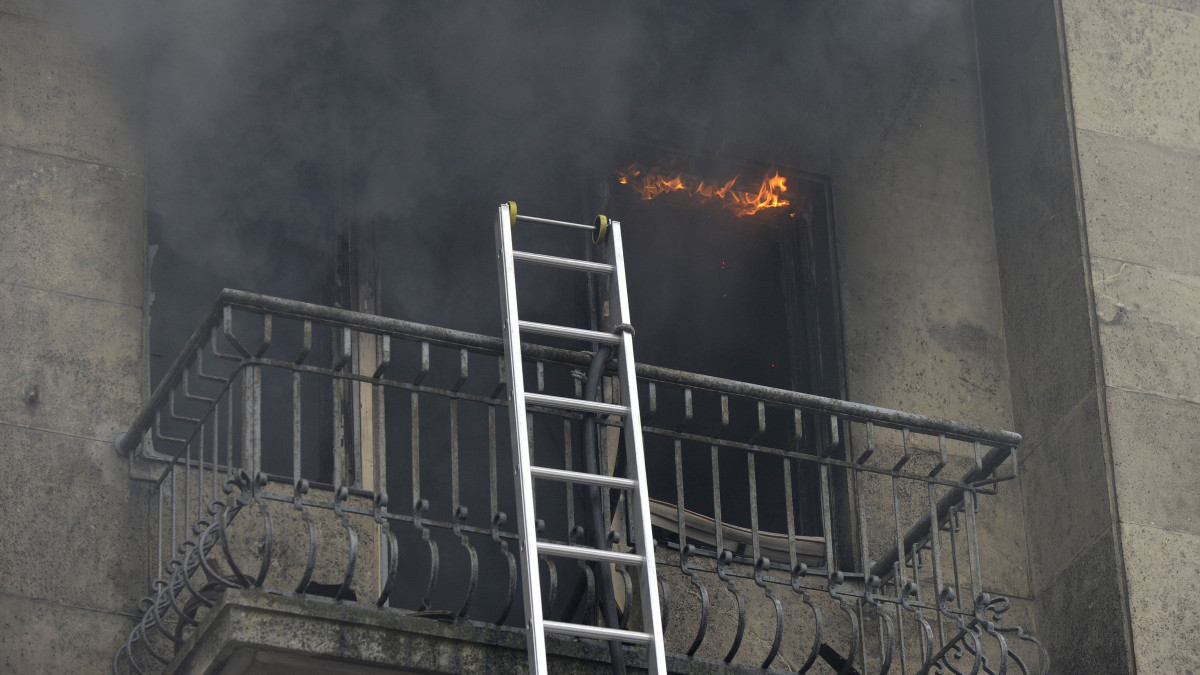 Füst gomolyog egy kigyulladt és teljes terjedelmében égő lakásból Budapest belvárosában, a IX. kerületi Lónyay utcában 2020. január 16-án. Egy embert az erkélyről mentettek ki a tűzoltók, majd átadták a mentőszolgálat munkatársainak.
