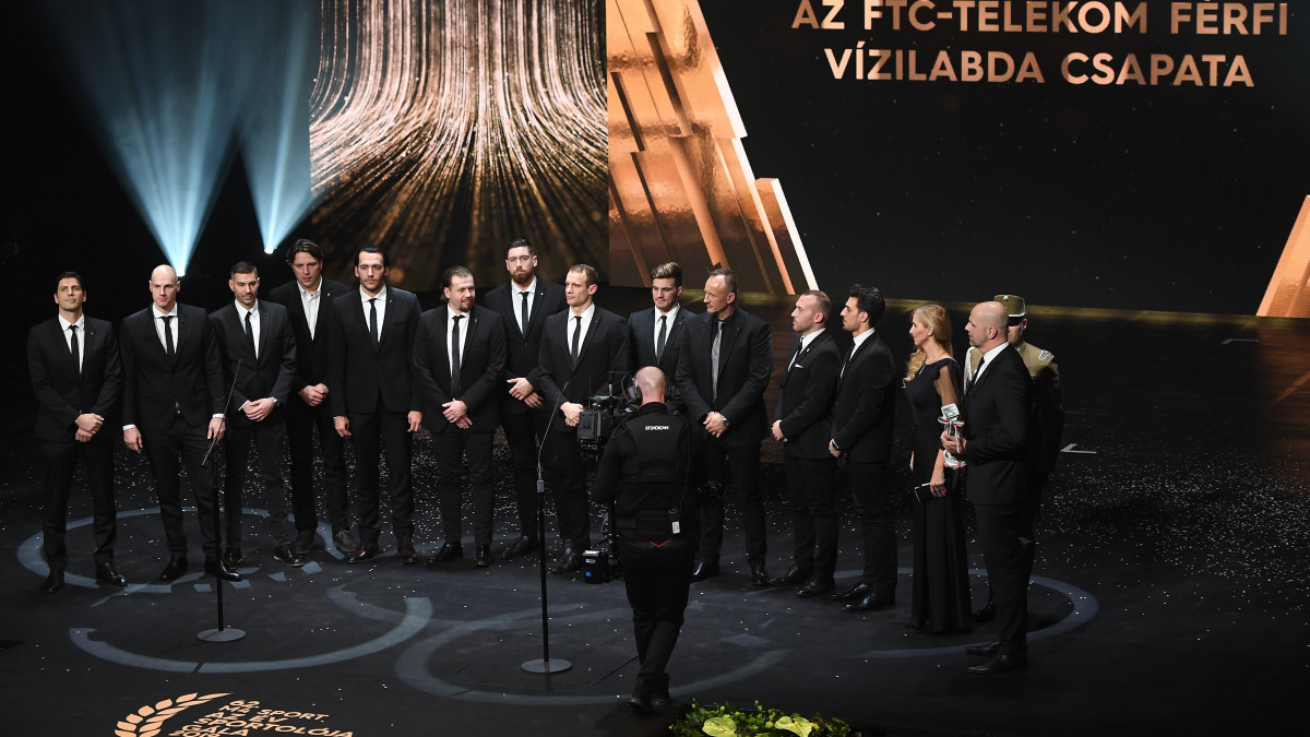 A Ferencváros férfi vízilabdacsapatának tagjai, miután átvették az év csapatának járó díjat az M4 Sport - Év sportolója gálán a Nemzeti Színházban 2020. január 16-án.