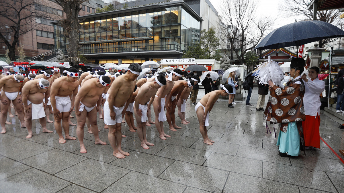 Az egészséges életmód japán hívei szertartáson vesznek részt, mielőtt jeges vizet zúdítanak magukra a tokiói Kanda Mjodzsin sintó szentély kertjében 2020. január 18-án. Az idén mintegy negyven sintó hívő vállalkozott az újévi rituális fürdőre, hogy lelkileg megtisztuljon, valamint állóképességét bizonyítsa.