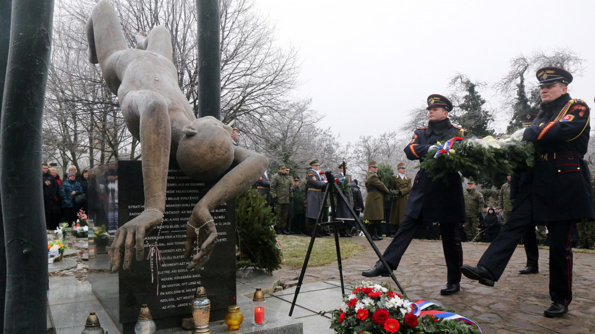 Szlovák katonák koszorúznak a szlovák légierő hejcei katasztrófájának tizennegyedik évfordulóján tartott megemlékezésen a hejcei emlékműnél 2020. január 19-én.