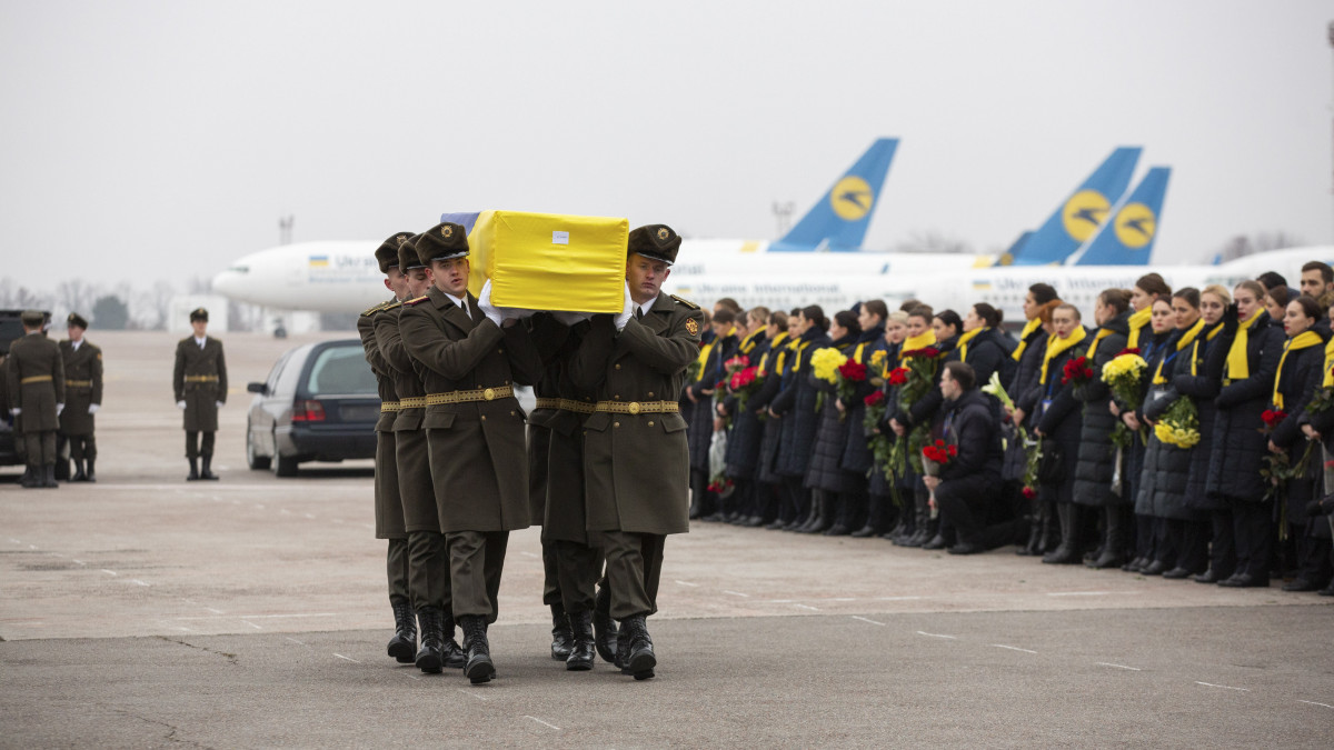 Az ukrán elnöki sajtószolgálat felvételén az Iránban lelőtt ukrán repülőgép tizenegy ukrán áldozatának földi maradványait fogadják munkatársaik és hozzátartozók a kijevi Boriszpil légi kikötőben 2020. január 19-én. A gépen a kilencfős ukrán személyzeten kívül két ukrán utas tartózkodott.