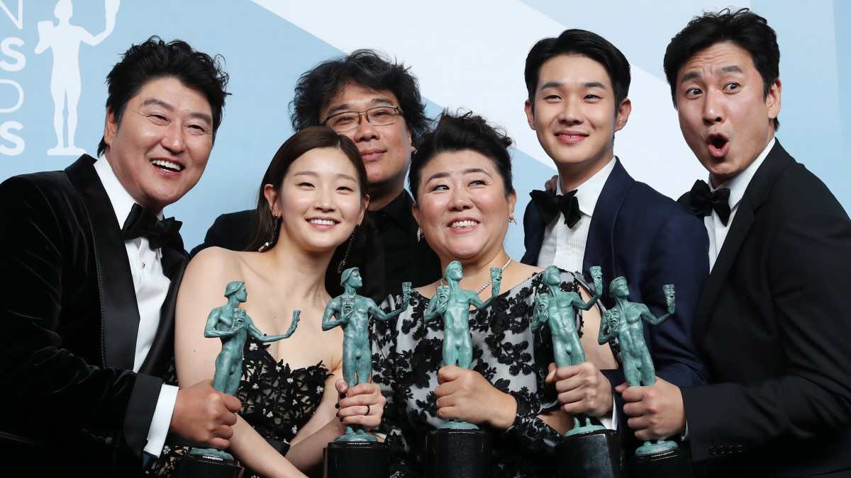 Bong Dzsun Ho dél-koreai forgatókönyvíró és rendező (b3), valamint az Élősködők című film színészei a legjobb szereplőgárdának járó elismeréssel az amerikai film- és televíziós színészek céhe, a SAG (Screen Actors Guild) 26. díjkiosztó gáláján Los Angelesben 2020. január 19-én.