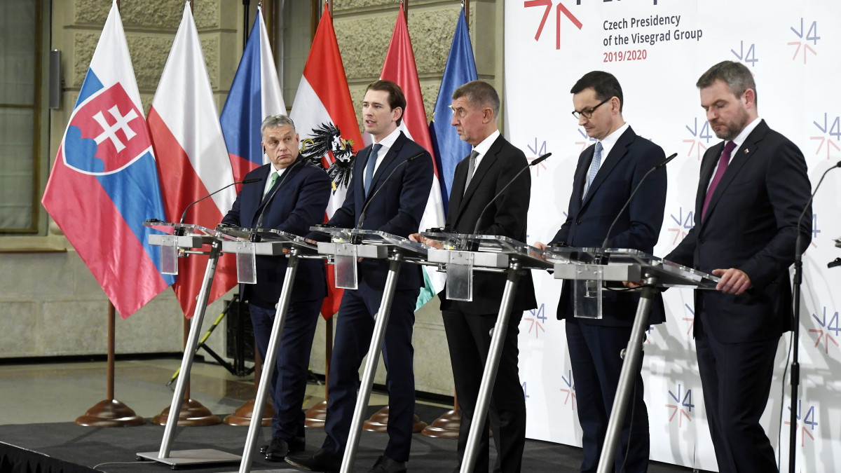 Orbán Viktor miniszterelnök, Sebastian Kurz osztrák kancellár, valamint Andrej Babis cseh, Mateusz Morawiecki lengyel és Peter Pellegrini szlovák kormányfő (b-j) a visegrádi országok (V4) kormányfői csúcstalálkozóján tartott sajtótájékoztatón a prágai Nemzeti Múzeumban 2020. január 16-án.