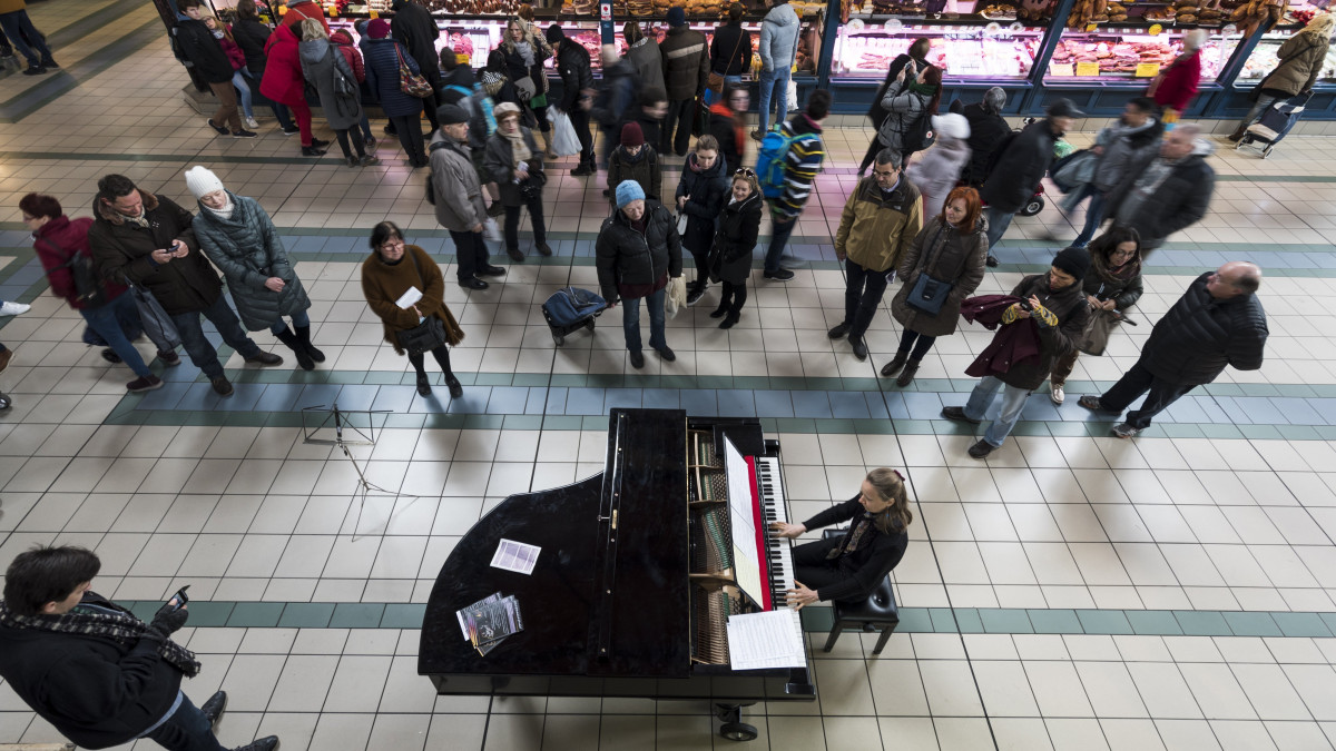 Tihanyi Zsuzsanna zongoraművész előadása a Bach Mindenkinek Fesztiválon a Fővám téri Nagycsarnokban 2018. március 24-én.