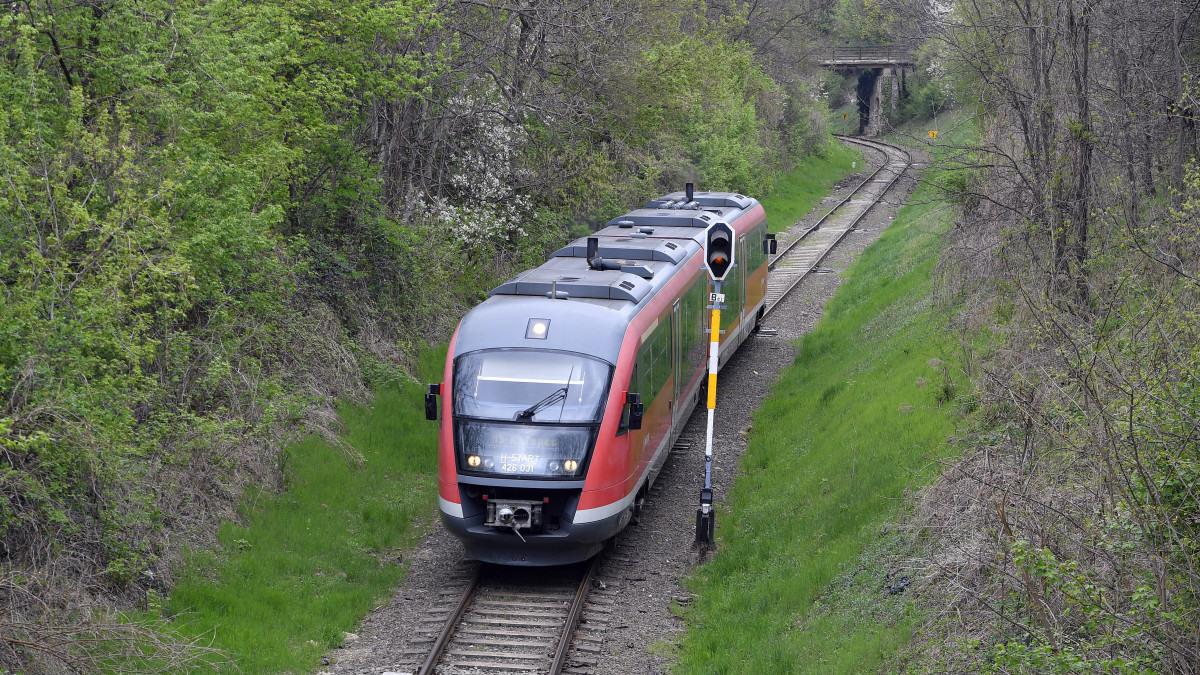 Desiro motorvonat közlekedik Csömör és Kistarcsa között 2019. április 12-én, tehermentesítve a gödöllői HÉV vonalat a Csömör-Kerepes szakaszon a Pécel és Aszód közötti vasútvonal felújítása alatt. A munkálatok során mindkét sínpárt újjáépítik, illetve Péceltől Turáig átépítik az állomásokat.
