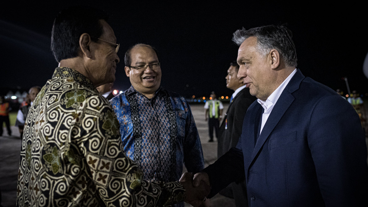 A Miniszterelnöki Sajtóiroda által közreadott képen Orbán Viktor miniszterelnököt (j) fogadja X. Hamengkubuwono szultán, a Yogyakartai Különleges Terület kormányzója az indonéziai Yogyakarta repülőterén 2020. január 22-én.