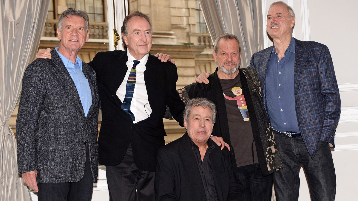 London, 2013. november 21.Michael Palin, Eric Idle, Terry Jones, Terry Gilliam és John Cleese, a Monty Python brit humorista csoport tagjai (b-j) egy londoni szállodában rendezett fotózáson 2013. november 21-én abból az alkalomból, hogy a csapat közel négy évtized után újra összeáll. (MTI/EPA/Andy Rain)
