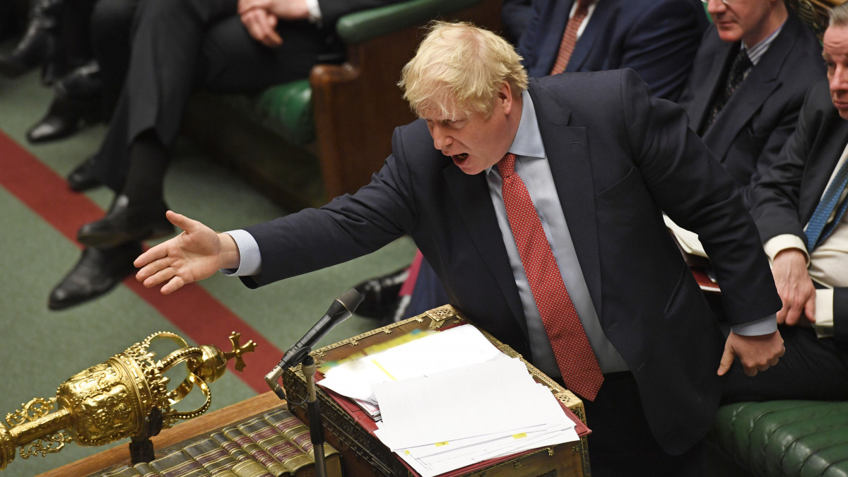 A brit parlament felvételén Boris Johnson brit miniszterelnök a képviselői kérdések és azonnali miniszterelnöki válaszok alsóházi órájában a brit parlament alsóházában 2020. január 22-én. A parlamentben ezen a napon lezárult a brit EU-tagság megszűnésének (Brexit) feltételrendszerét rögzítő megállapodás törvénybe iktatását célzó tervezet tárgyalása, és II. Erzsébet királynő formális hozzájárulásával a törvény a következő napokban életbe lép.