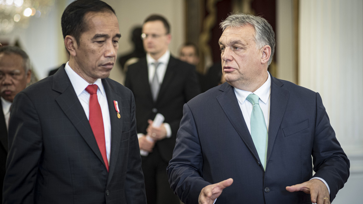 A Miniszterelnöki Sajtóiroda által közreadott képen Joko Widodo indonéz államfő (b) fogadja Orbán Viktor miniszterelnököt (j) Jakartában 2020. január 23-án.