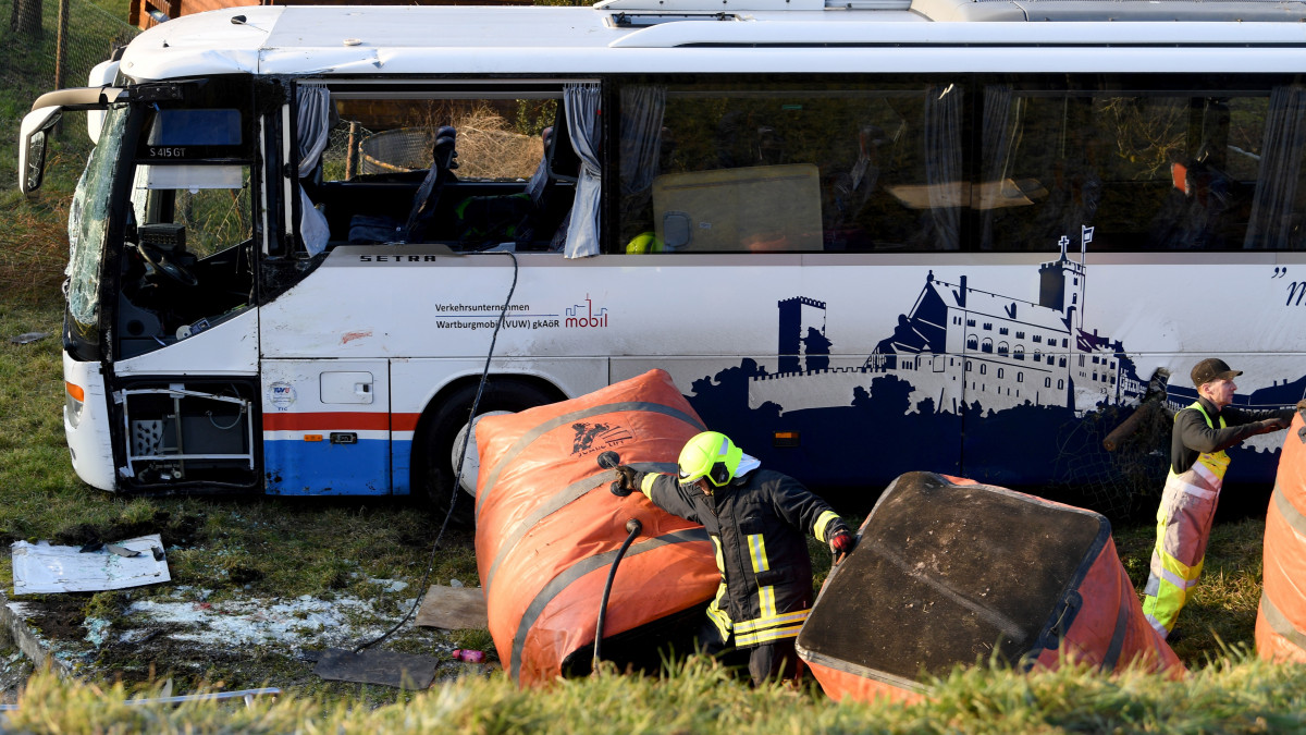 Tűzoltók légzsákokkal a balesetet szenvedett iskolabusz mellett Berka vor dem Hainich településen a türingiai Eisenach közelében 2020. január 23-án. Két nyolcéves diák életét vesztette, öten súlyosan, tizenöten pedig könnyebben megsérültek.