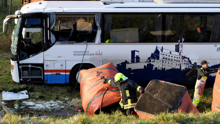 Szívszorító képek a német iskolabusz halálos balesetéről