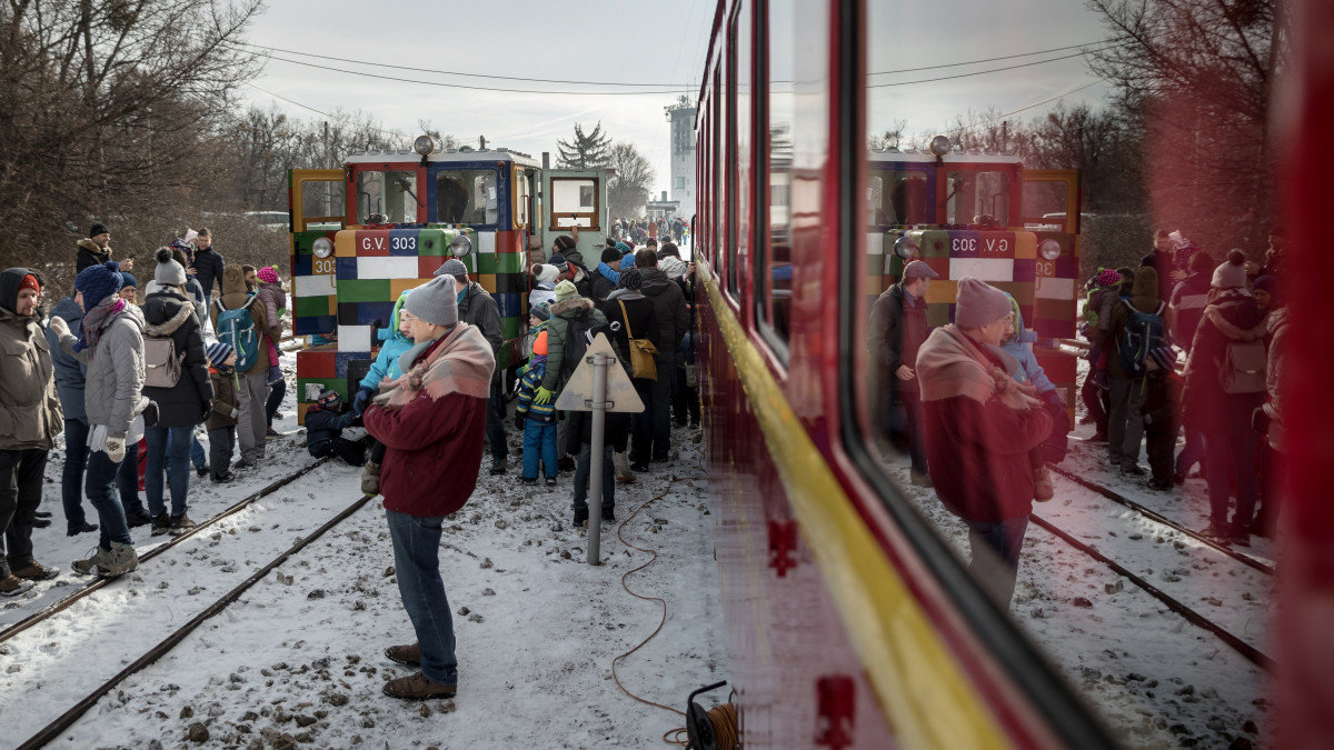 Érdeklődők egy egyedi festésű (Lego) mozdonynál a Széchenyi-hegy állomáson a vasút nyílt napján, 2019. január 27-én.