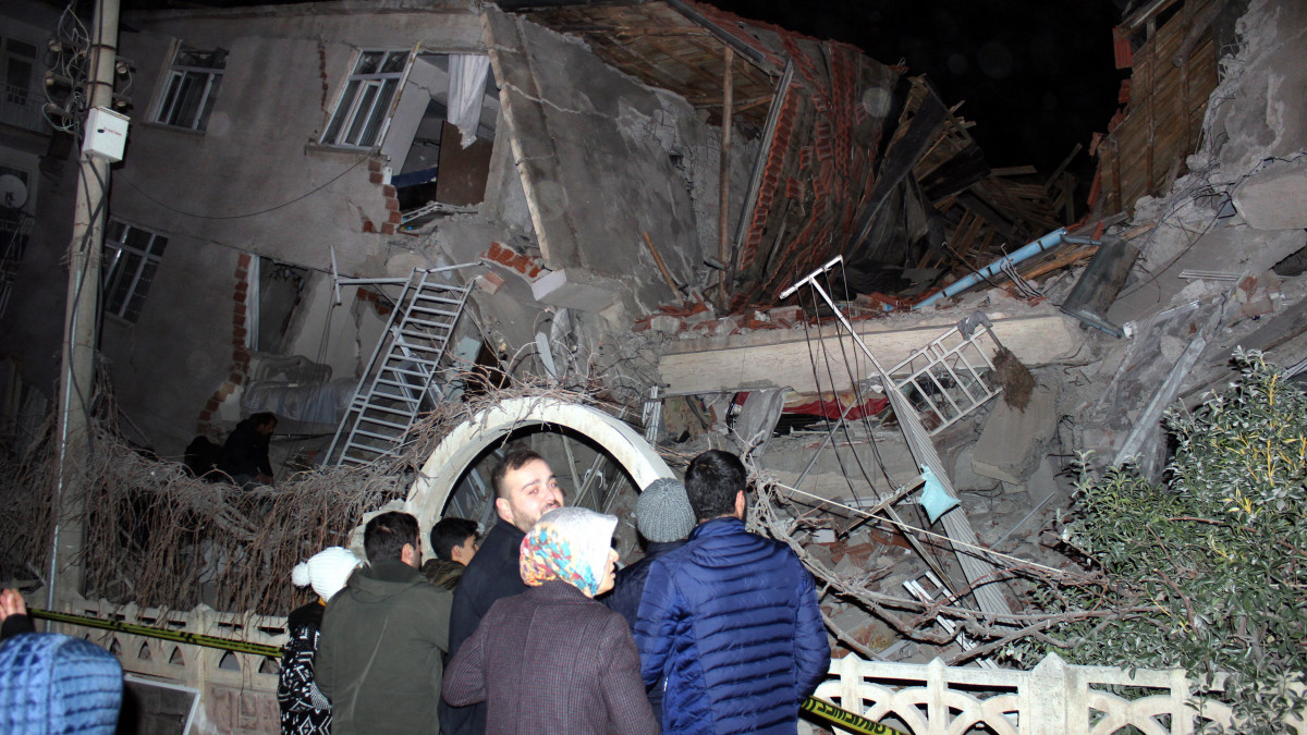 Összeomlott épület a délkelet-törökországi Elazigban 2020. január 24-én, miután 6,8-as fokozatú földrengés rázta meg a térséget.  A rengés hipocentruma Elazig tartomány Sivrice körzetében, 6,75 kilométeres mélységben volt.