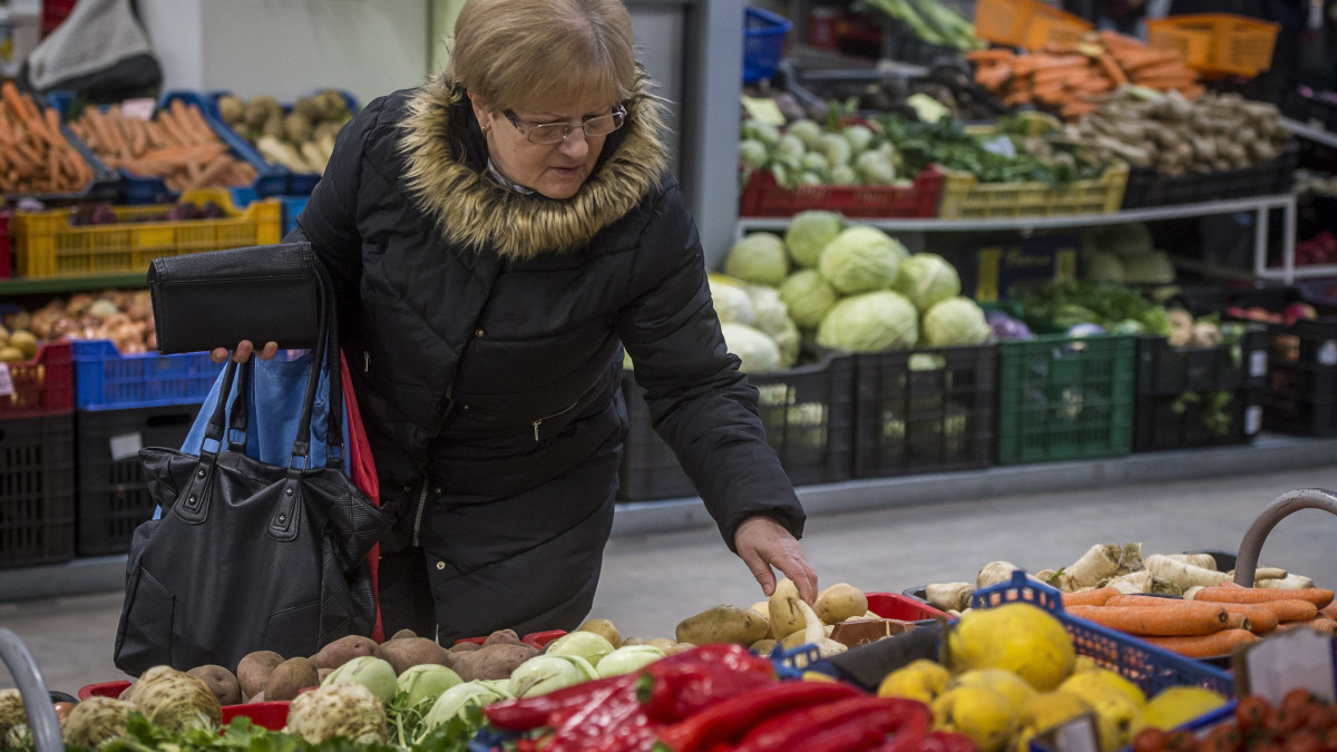 Zöldségek közül válogat egy vásárló 2020. január 25-én a nagykőrösi piaccsarnokban, ahol Nagy István agrárminiszter bejelentette, hogy a kormány támogatásainak köszönhetően a helyi termelői piacok száma 2012 és 2019 között a két és félszeresére, 117-ről 298-ra emelkedett.
