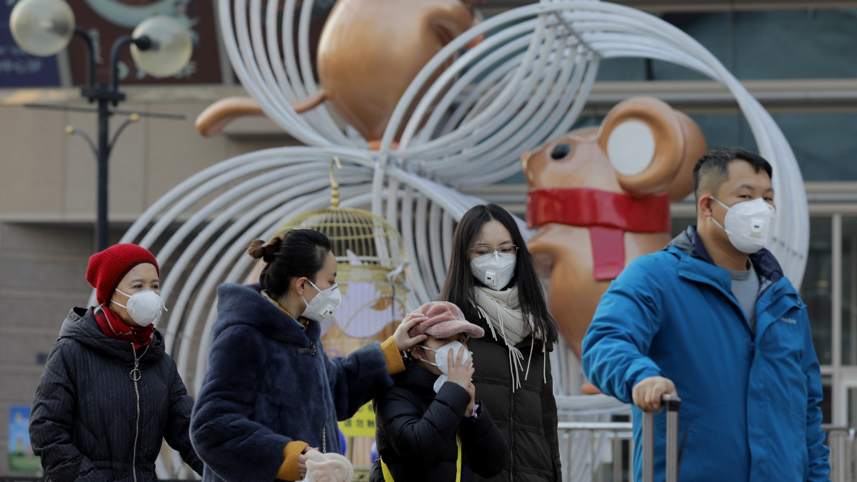 Védőmaszkot viselő emberek egy pekingi bevásárlóközpont előtt 2020. január 25-én, a kínai holdújév első napján. Az új, tüdőgyulladást okozó koronavírus halálos áldozatainak száma 41-re nőtt, ebből 39 haláleset a járvány kiindulópontjának számító kínai Hupej tartományban lévő Vuhan városban történt. A fertőzöttek száma 1287-re emelkedett Kínában.