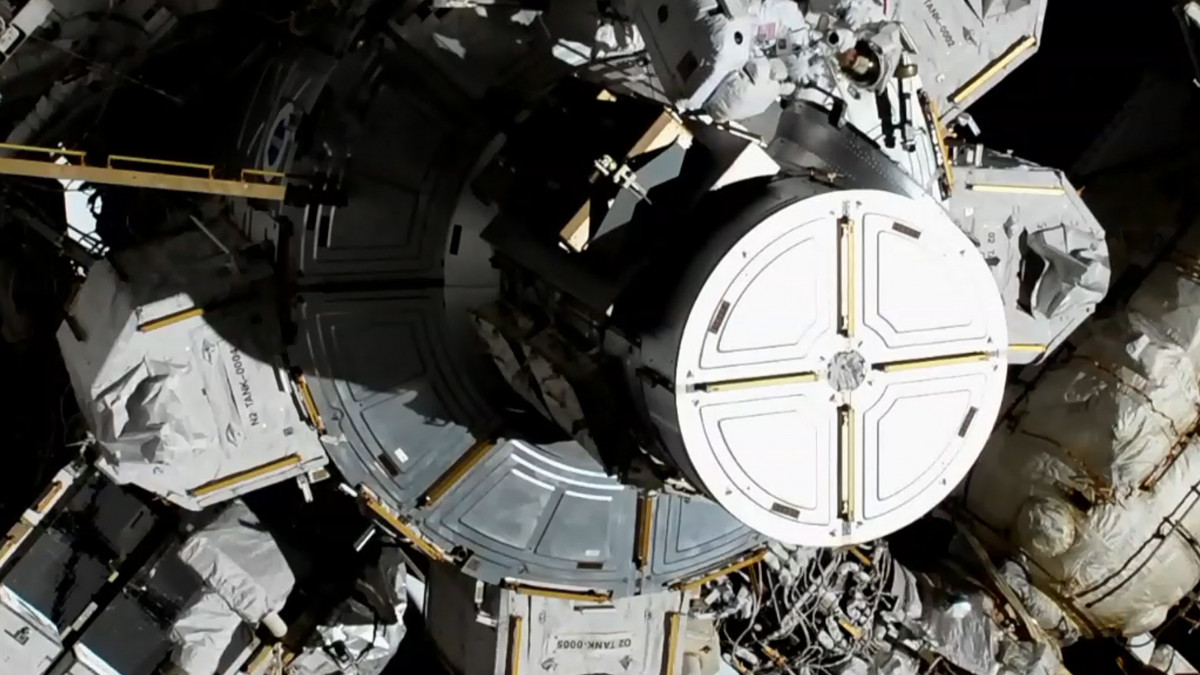 A NASA által közreadott képen Christina Koch és Jessica Meir (felül) amerikai űrhajósok kiszállnak a Föld körül keringő Nemzetközi Űrállomás kabinjából űrsétájuk kezdetén, 2019. október 18-án. Az első, csak nők által végzett űrsétán a két asztronauta az űrállomás napelemes áramellátó rendszerének törött töltésvezérlő egységét cserélte ki.