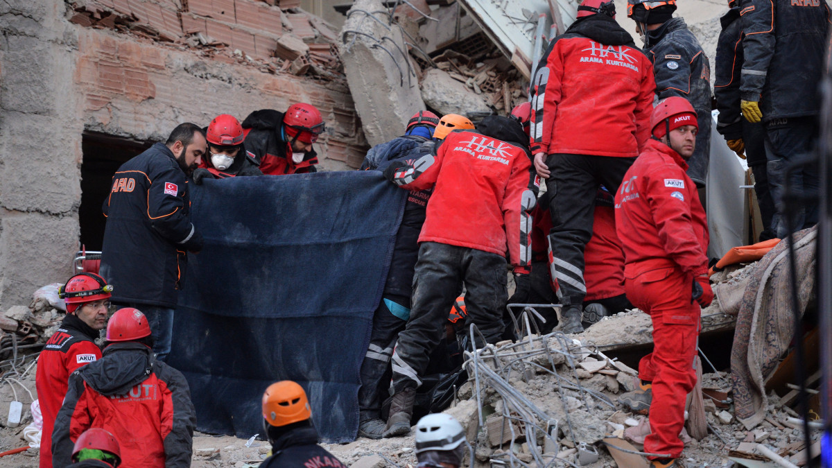 Mentőalakulatok tagjai kutatnak túlélők után egy épület romjai között a délkelet-törökországi Elazigban 2020. január 25-én, egy nappal a 6,8-as fokozatú földrengés után. A természeti katasztrófában legkevesebb 22-en életüket veszítették, a sérültek száma meghaladja az ezret. Eddig 39 túlélőt találtak a romok alatt. A rengés hipocentruma Elazig tartomány Sivrice körzetében, 6,75 kilométeres mélységben volt.