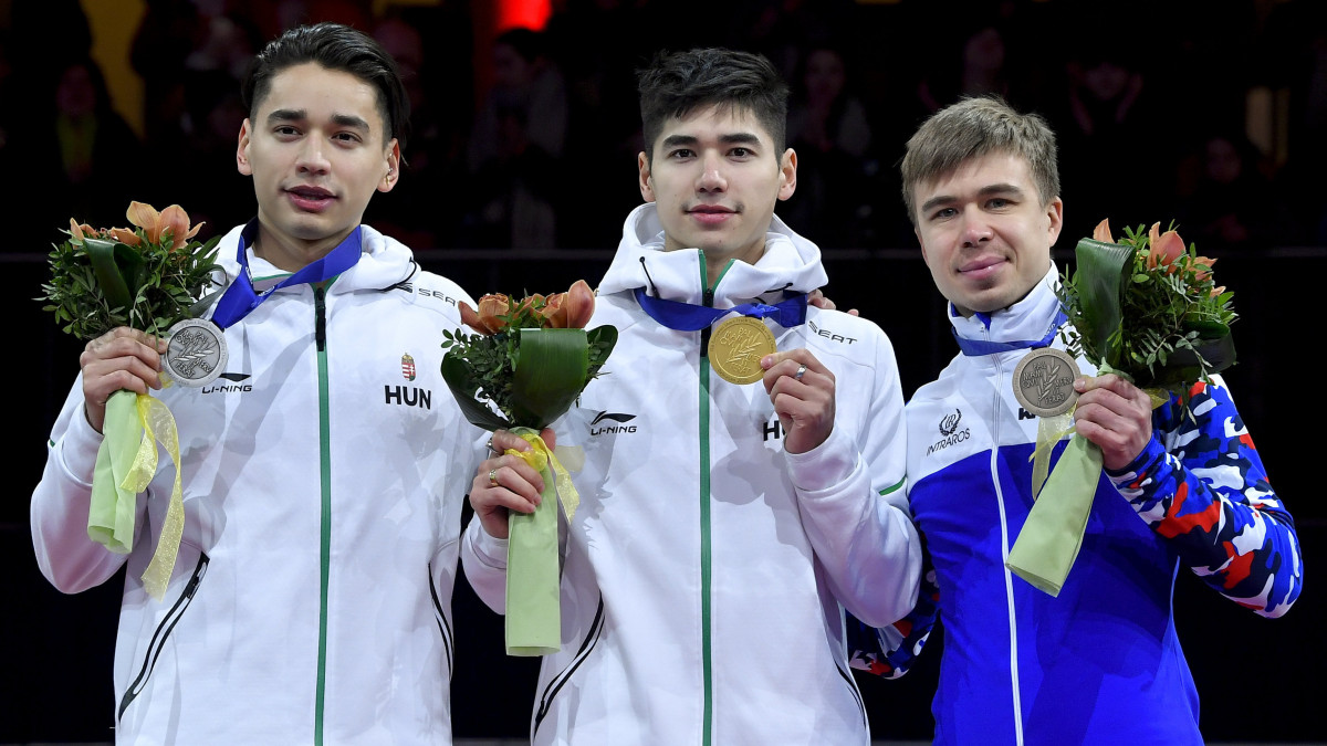 A győztes Liu Shaoang (k) és testvére, a második helyezett Liu Shaolin Sándor (b), valamint a harmadik helyezett orosz Szemen Jelisztratov a rövidpályás gyorskorcsolya Európa-bajnokság férfi összetett versenyének eredményhirdetésén a debreceni Főnix Csarnokban 2020. január 26-án.