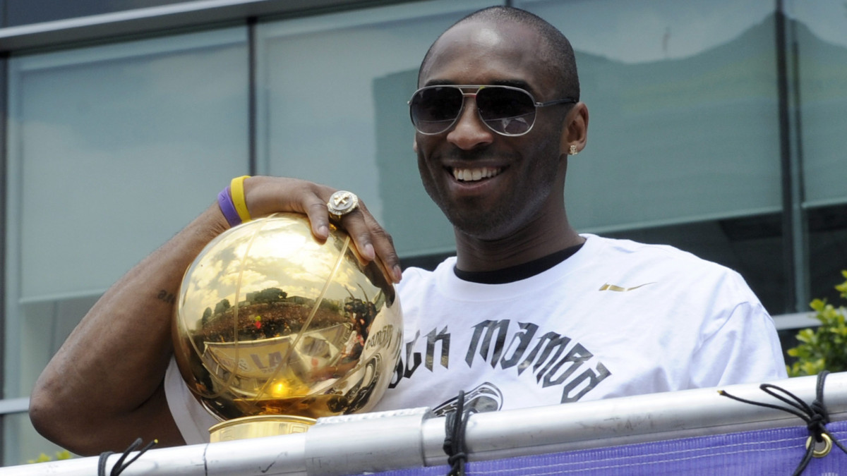 Los Angeles, 2010. június 22.Kobe BRYANT, a Los Angeles Lakers játékosa fogja a Larry OBrienről elnevezett bajnoki trófeát csapata győzelmi felvonulásán Los Angelesben 2010. június 21-én. A Lakers június 17-én 83-79-re legyőzte a Boston Celtics csapatát az amerikai profi kosárlabda-bajnokság (NBA) nagydöntőjének 7. mérkőzésén, és ezzel a négy győzelemig tartó párharcban 4-3-ra múlta felül riválisát. A címvédő Lakers a 16. alkalommal nyerte meg a bajnokságot. A döntő legjobbjává Kobe Bryantot választották. (MTI/EPA/Mike Nelson)