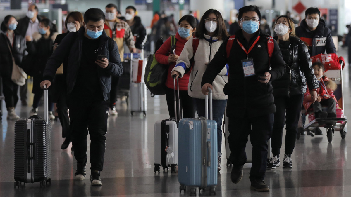 Az új, tüdőgyulladást okozó koronavírus terjedése miatt szájmaszkot viselnek az emberek a pekingi repülőtéren 2020. január 26-án. A koronavírus halálos áldozatainak a száma 56-ra nőtt Kínában, és világszerte több mint kétezer fertőzöttet regisztráltak. A kórokozó a 11 millió lakosú Hupej tartománybeli Vuhan egyik halpiacán bukkant fel először, ahol illegálisan árusították a vadhúst.
