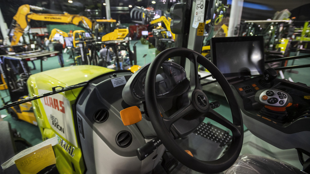 Traktor vezetőfülkéje a 38. AGROmashEXPO és a 10. AgrárgépShow szakkiállításon a Hungexpo Budapesti Vásárközpontban 2020. január 22-én. A legnagyobb, négynapos agrárszakmai rendezvényen csaknem 350 kiállító mutatja be a mezőgazdaság legkorszerűbb technikáit, trendjeit.