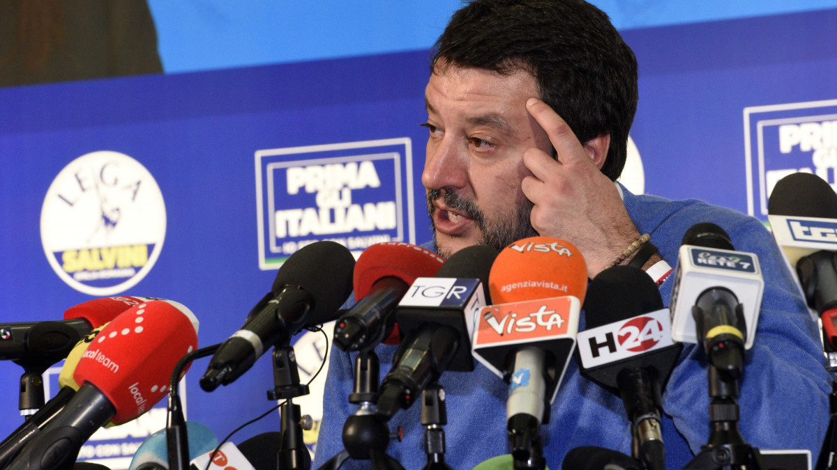 Matteo Salvini, az ellenzéki jobboldali Liga párt vezetője a Bologna melletti Bentivoglióban tartott sajtóértekezletén az Emilia Romagna tartományban tartott helyhatósági választások befejeződése után, 2020. január 26-án éjjel. A csaknem végleges eredmények szerint a baloldal jelöltje győzött.